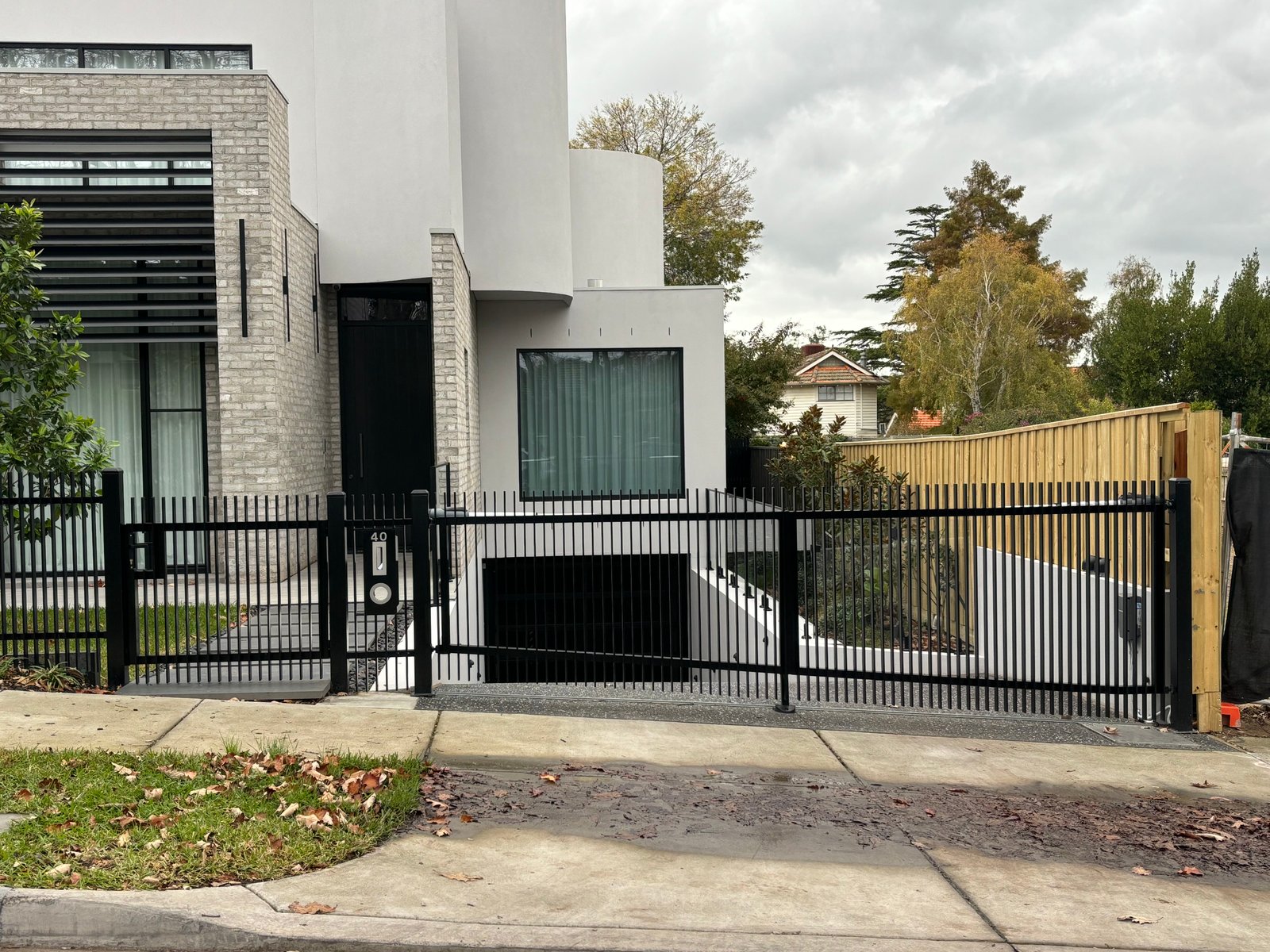 Sliding gate with motor